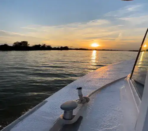 Naviga, ammira, brinda: tramonto sul Po e aperitivo a Goro